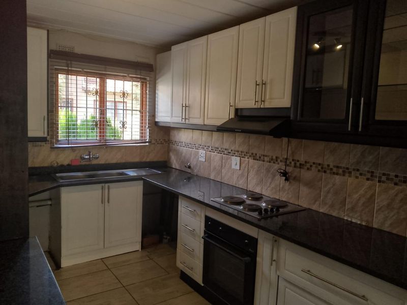 Cozy 3-Bed Townhouse in Tranquil Liefde en Vrede Complex - Photo 3