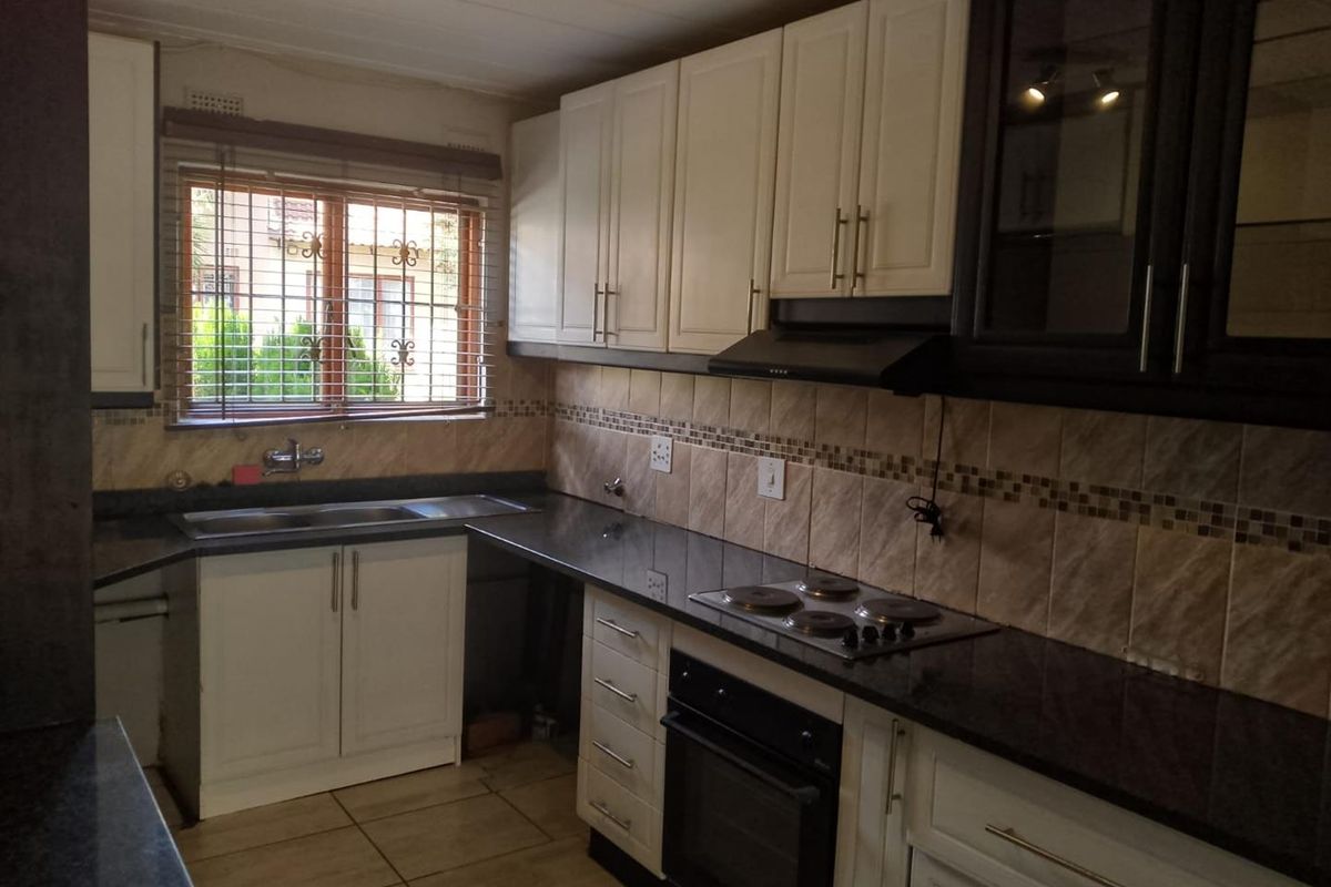 Cozy 3-Bed Townhouse in Tranquil Liefde en Vrede Complex - Photo 3