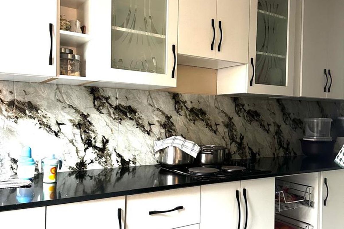 Spacious Family Home with Granny Flat & Staff Accommodation - Photo 4