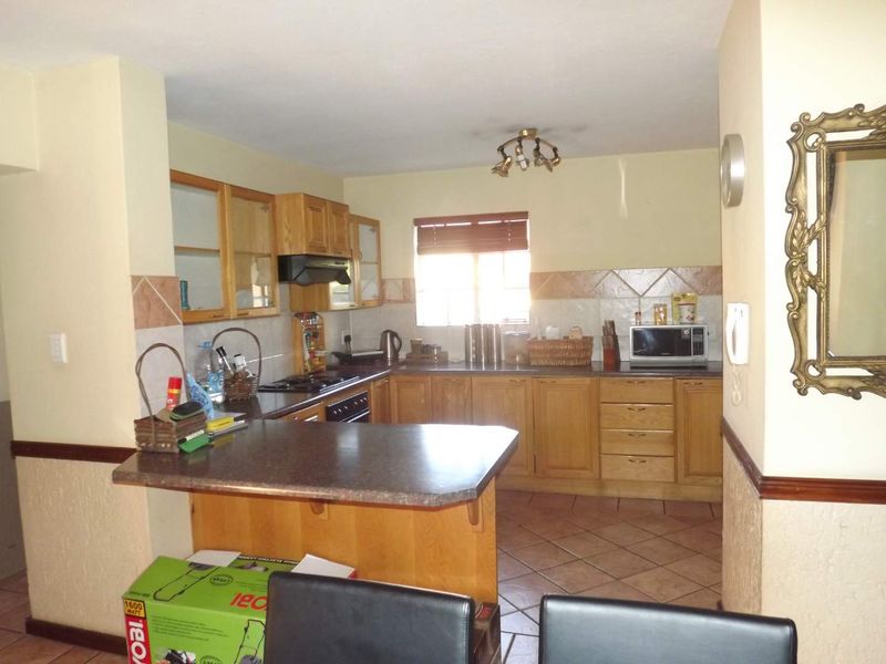 Charming 3 Bedroom Townhouse - Photo 3