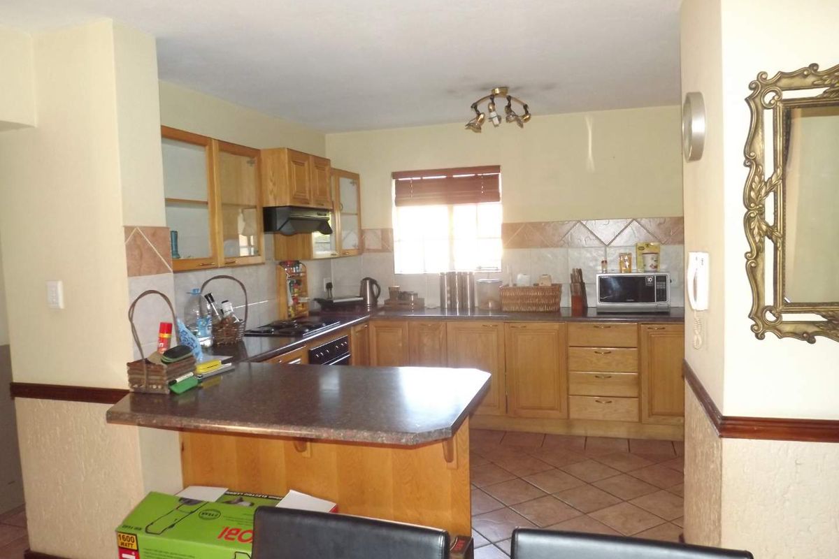 Charming 3 Bedroom Townhouse - Photo 3