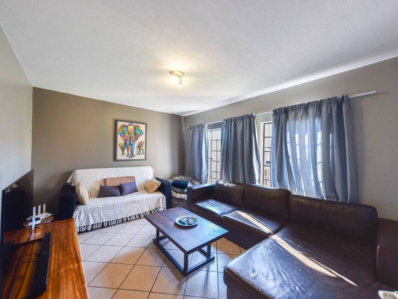 Neat, large three bedroom townhouse in security complex - Moreleta Park - Photo 2