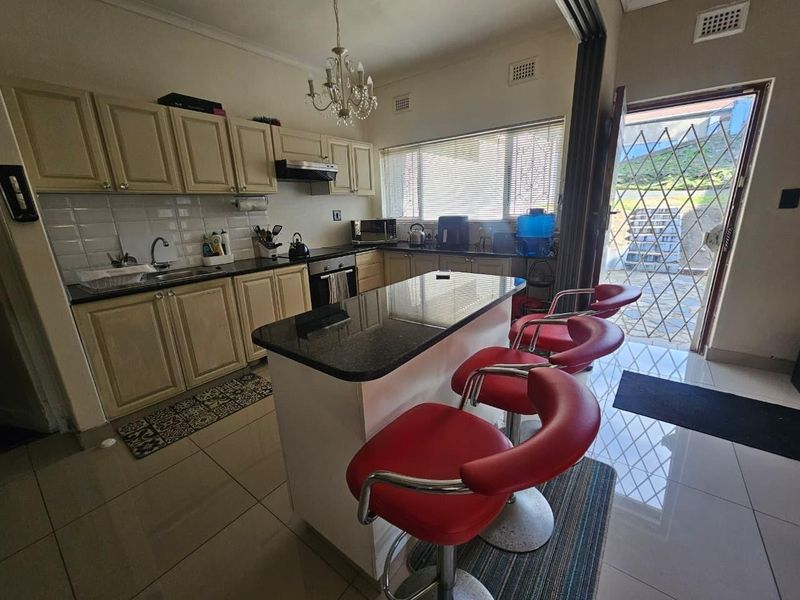 Four-Bedroom Family Home with Secure Parking in Austerville - Photo 4