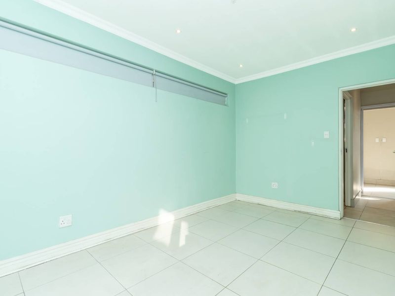 Embrace Elegance : Spacious Home with Pool and Deck - Photo 8