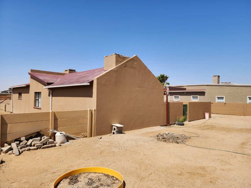 **Charming 2-Bedroom Home: Perfect for Couples or Retirees** - Photo 7