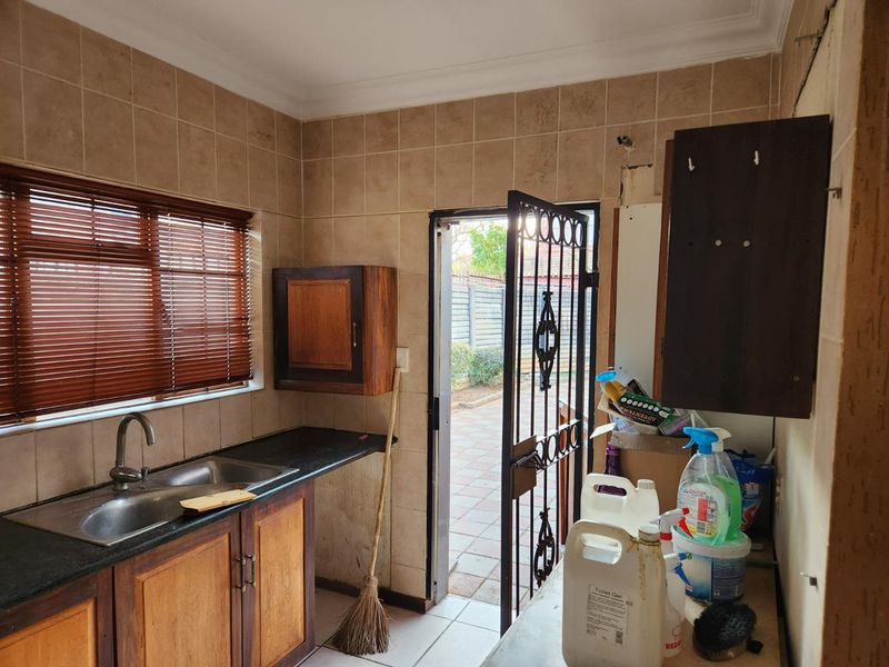 Priced to Sell - 3 Bedroom -2 Bathroom - Photo 7