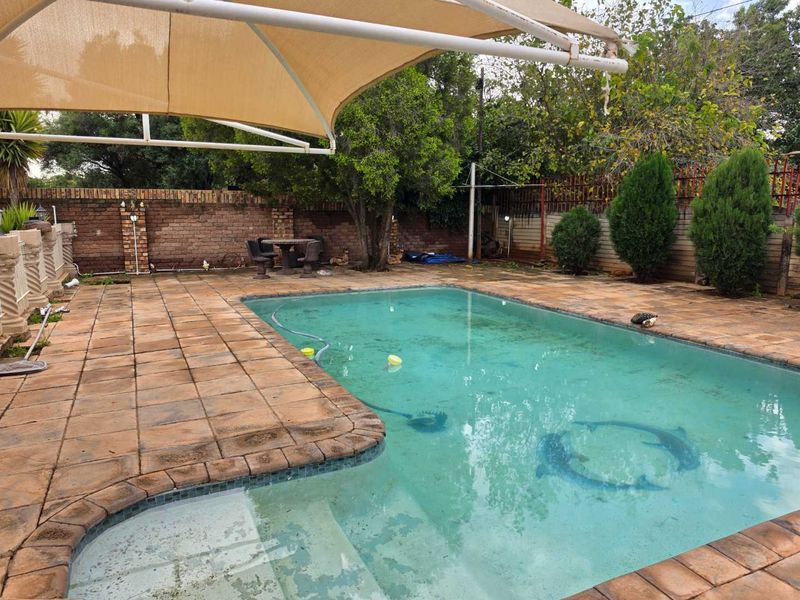 Family home with flatlet in Rhodesdene - Photo 2