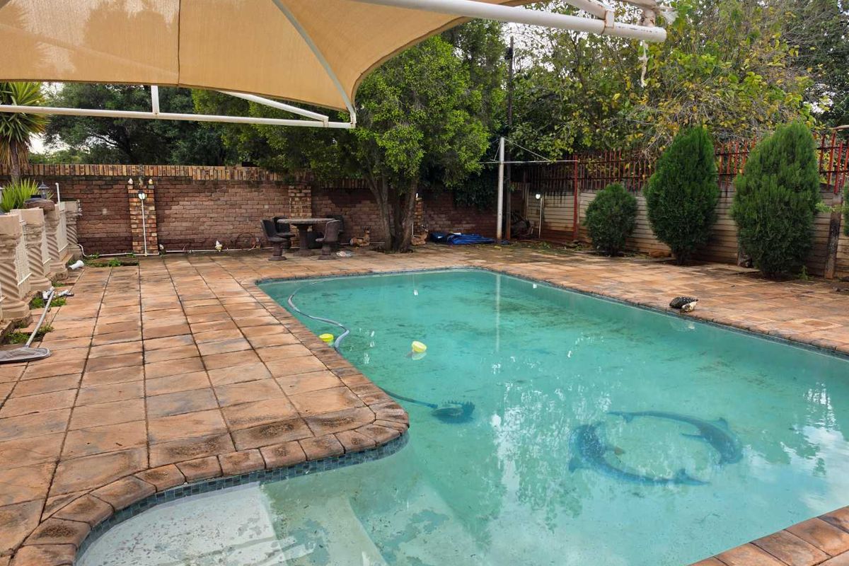 Family home with flatlet in Rhodesdene - Photo 2