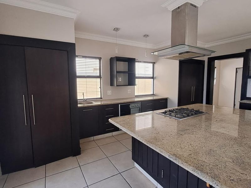 Stunning 3-Bedroom Home in Mzingazi Golf Estate, Meer en See for Sale - Photo 2