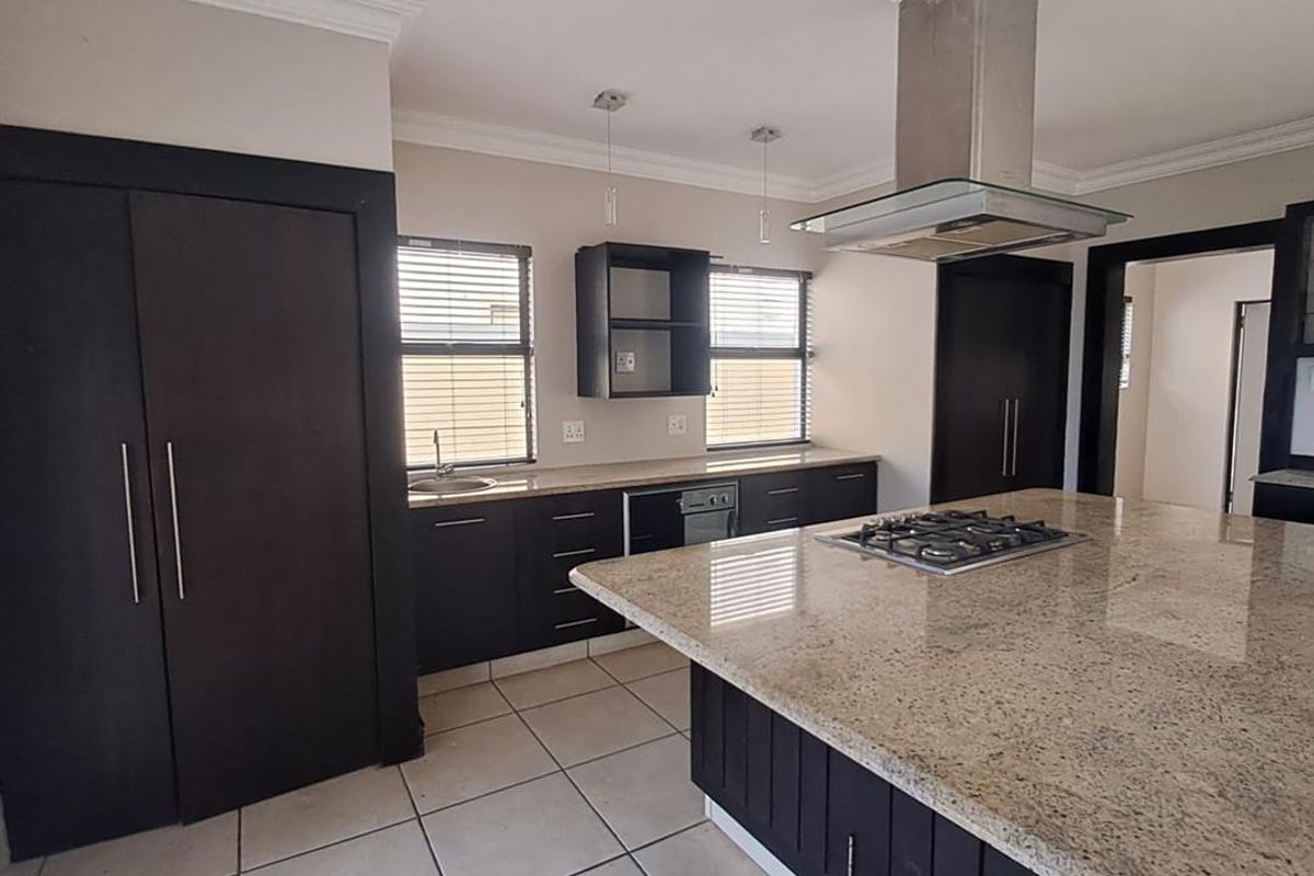 Stunning 3-Bedroom Home in Mzingazi Golf Estate, Meer en See for Sale - Photo 2