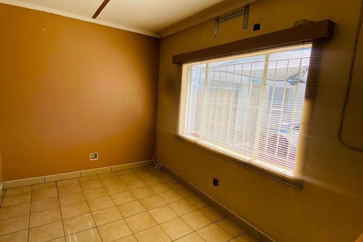 HOUSE FOR SALE IN HOCHLAND PARK - Photo 5