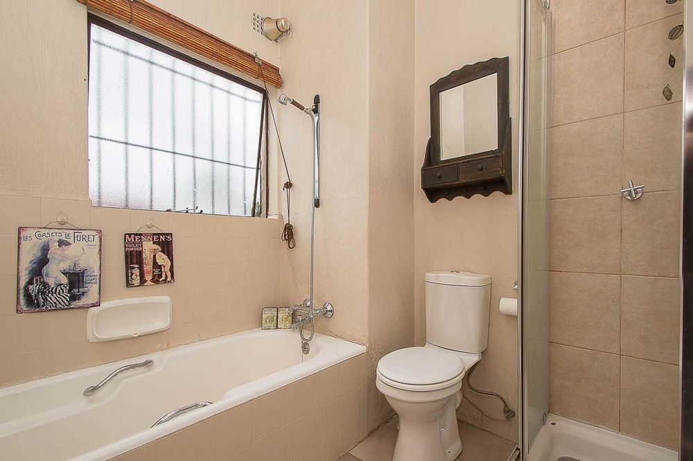 Full en-suite in neutral cream finishes 