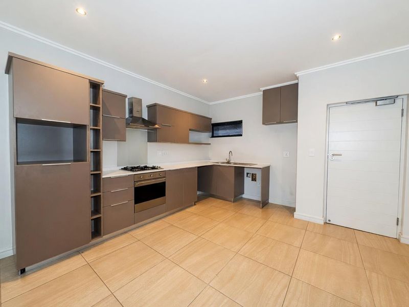 VERY PRIVATE AND MODERN 2 BEDROOM GROUND FLOOR UNIT IN BRYANSTON FOR RENT!! - Photo 2