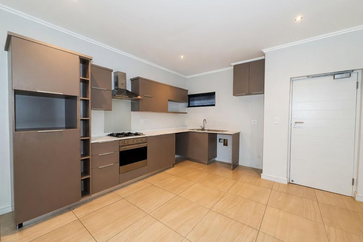 VERY PRIVATE AND MODERN 2 BEDROOM GROUND FLOOR UNIT IN BRYANSTON FOR RENT!! - Photo 2