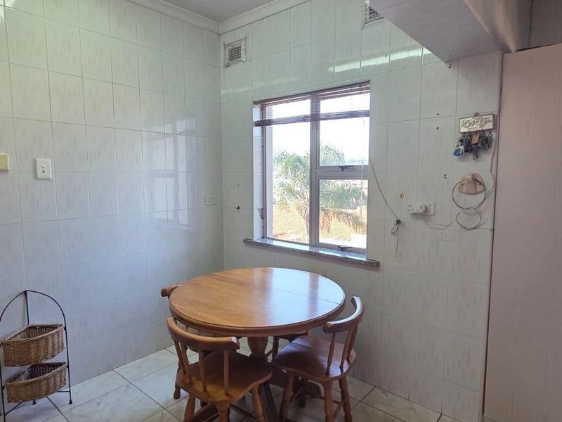 Spacious 5-Bedroom Family Home or Office Space To Let in Bluff Shared Property - Photo 8