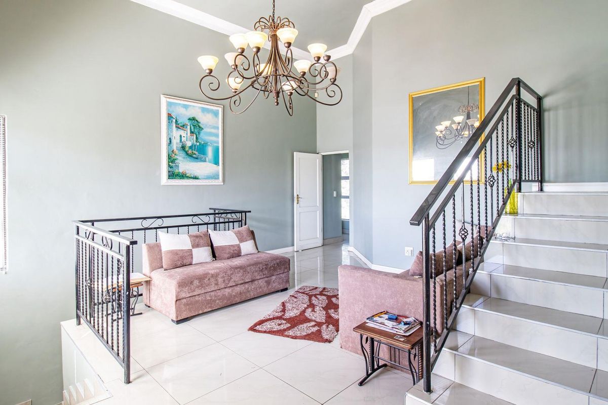 4 Bedroom Freestanding Home in a Secure Estate in Northcliff - Photo 4