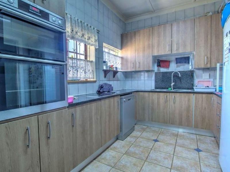 Large family home for sale in kempton park - Photo 6