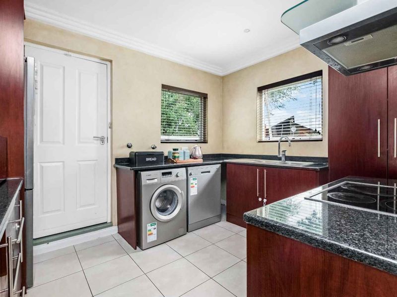 THE PERFECT FAMILY AND ENTERTAINERS HOME IN A SECURE LIFESTYLE ESTATE - Photo 9