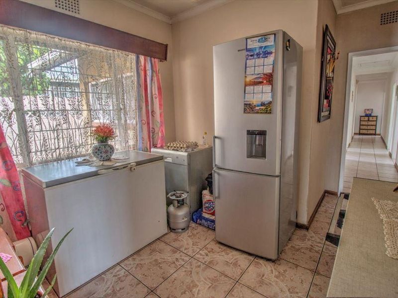 Large family home in an enclose area - Photo 7