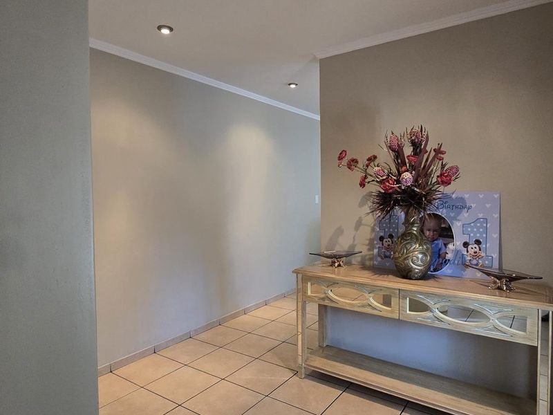 Stunning House In Rooihuiskraal Ext 22 - Photo 9