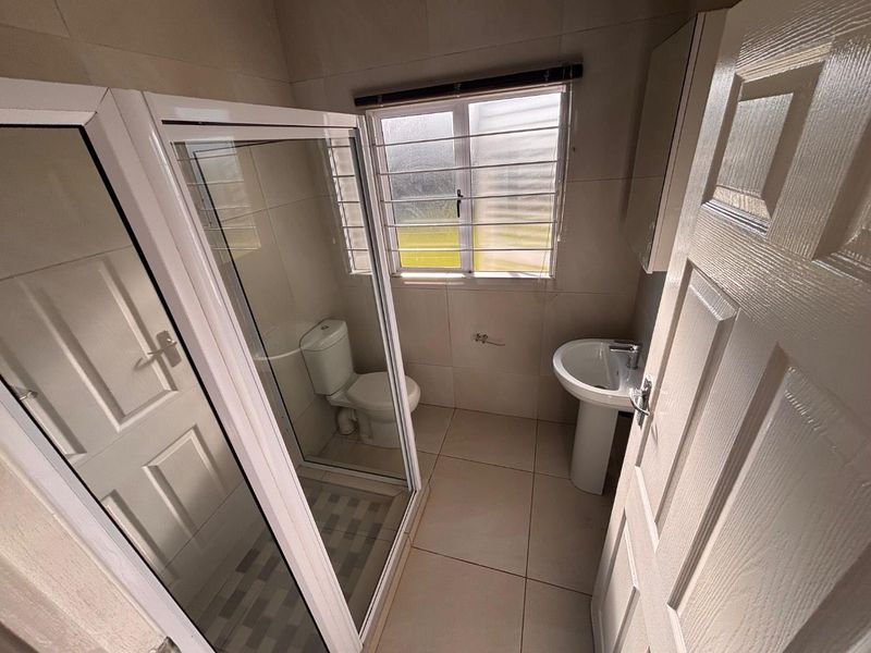 Modern 2-Bedroom, 2-Bathroom Townhouse To Rent in Upper Kloof - Photo 10