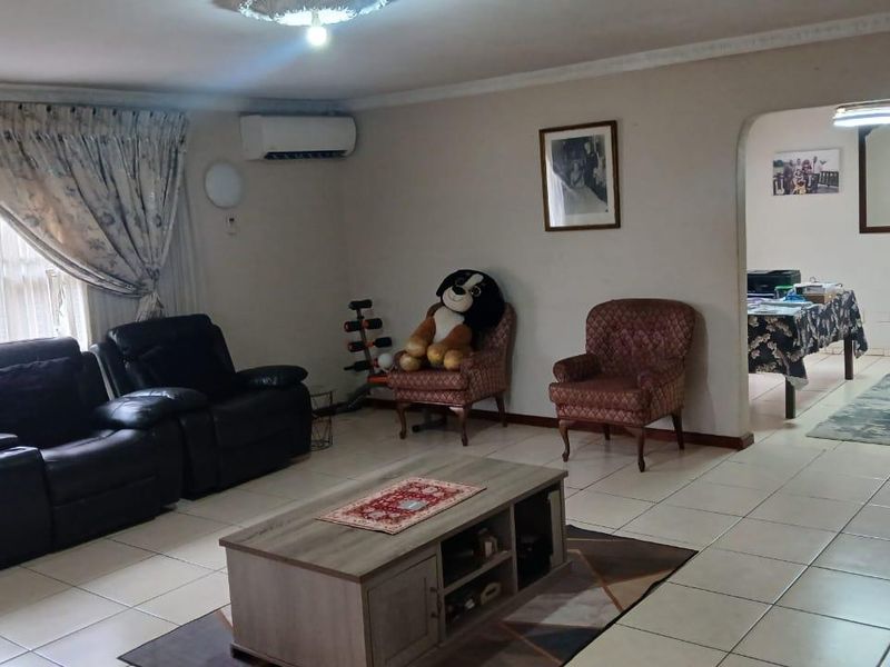 **Immaculate 3 Bedroom House in Palm Ridge** - Photo 5