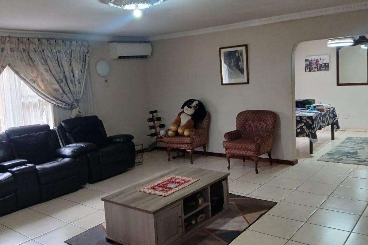 **Immaculate 3 Bedroom House in Palm Ridge** - Photo 5