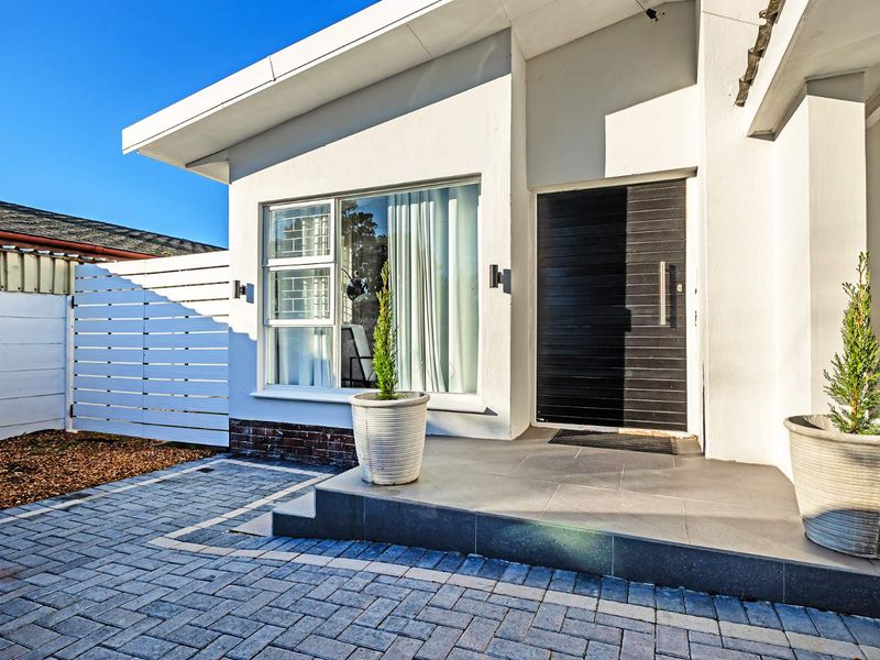 Contemporary Dual-Living Masterpiece with Exceptional Finishes & Work-From-Home Versatility - Photo 7