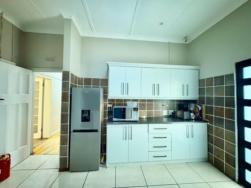 Versatile 4-Bedroom Home with Pool & Ample Parking - Photo 8