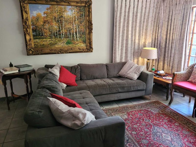 SOUGHT AFTER SECURITY ESTATE ! MAKE AN OFFER! - Photo 3