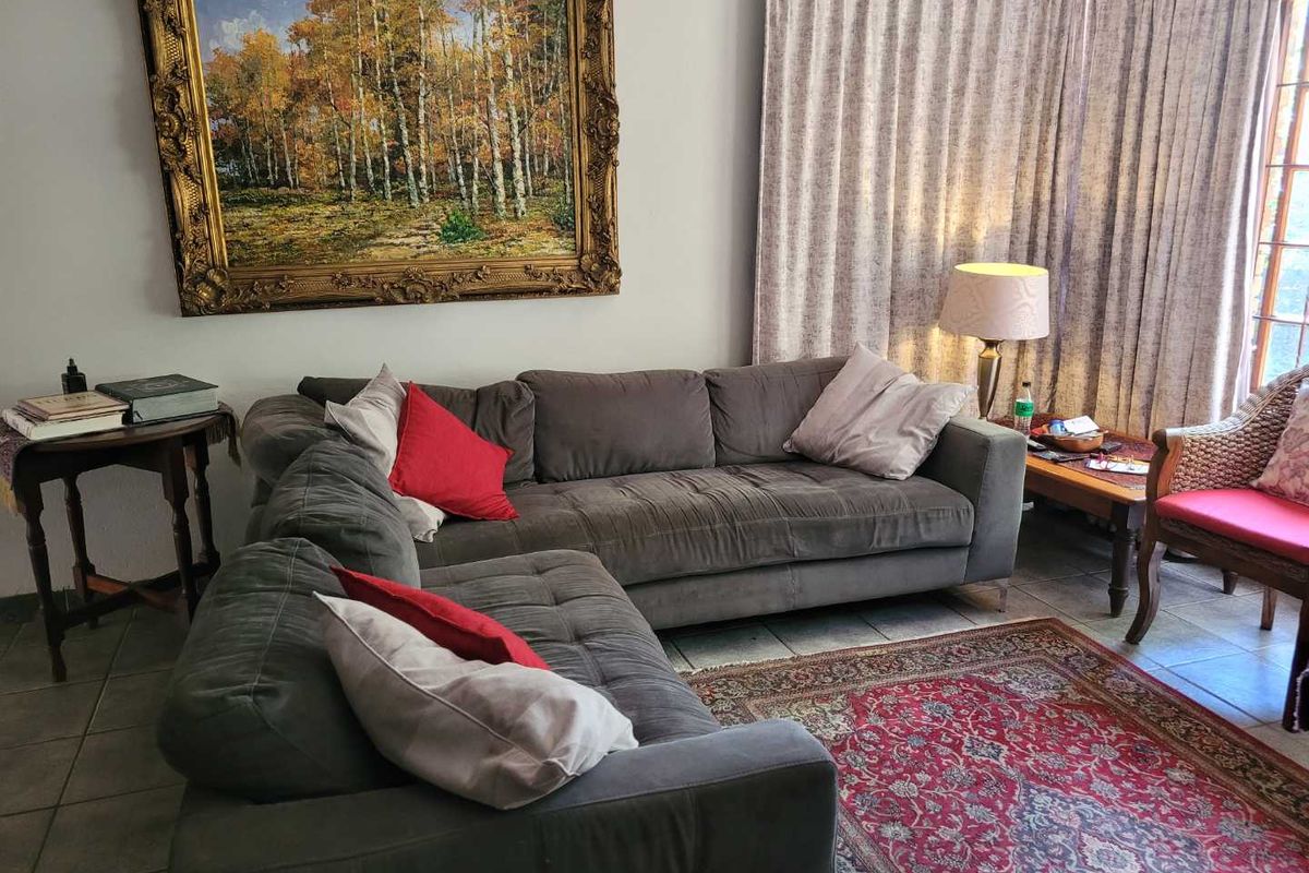 SOUGHT AFTER SECURITY ESTATE ! MAKE AN OFFER! - Photo 3