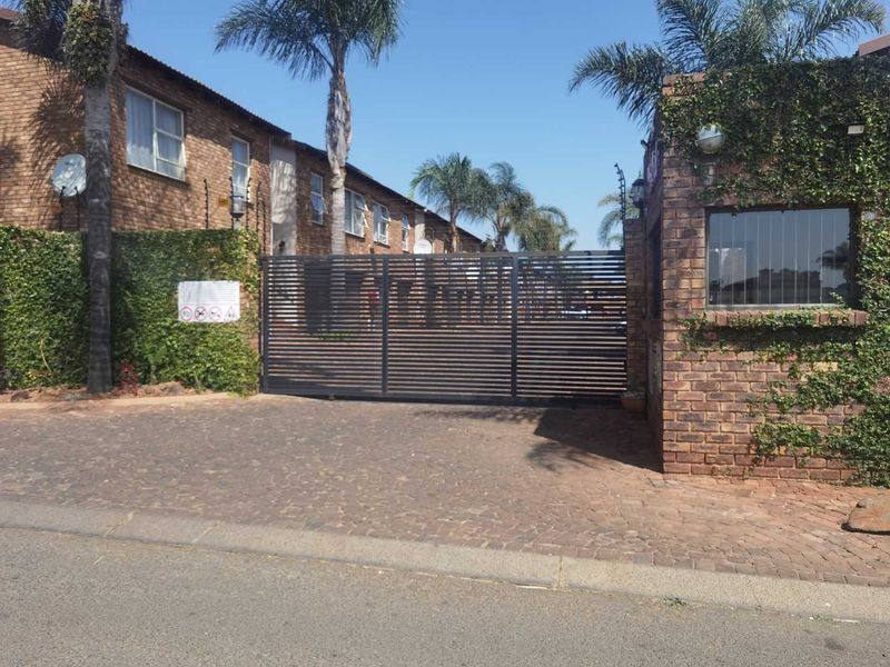 Double storey townhouse for sale in Glenmarais - Photo 3