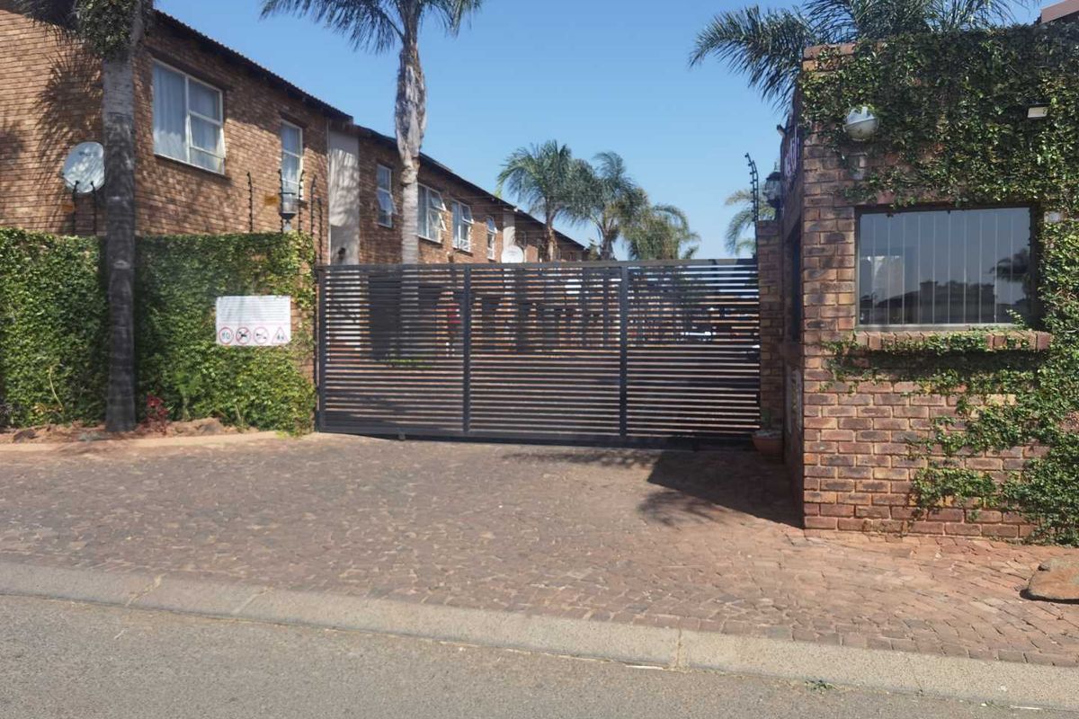 Double storey townhouse for sale in Glenmarais - Photo 3