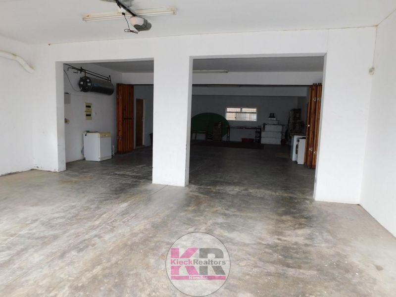 Henties Bay: Home with 3 Flats - Photo 8