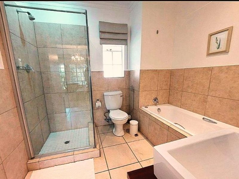 Luxury Seven-Bedroom Apartment for Rent — Edenburg, Sandton Located in the heart of Edenburg, Sandton, this expansive seven-bedroom, seven-bathroom apartment - Photo 9