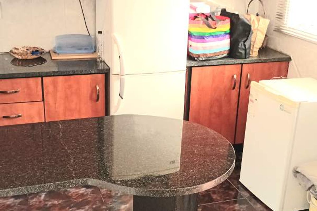 Spacious 3 Bedroom Apartment - Photo 5