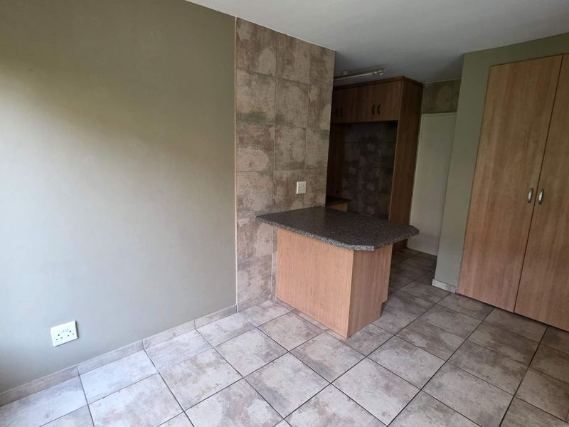 3 Bedroom 2.5 Bathroom Townhouse in Melodie - Photo 8