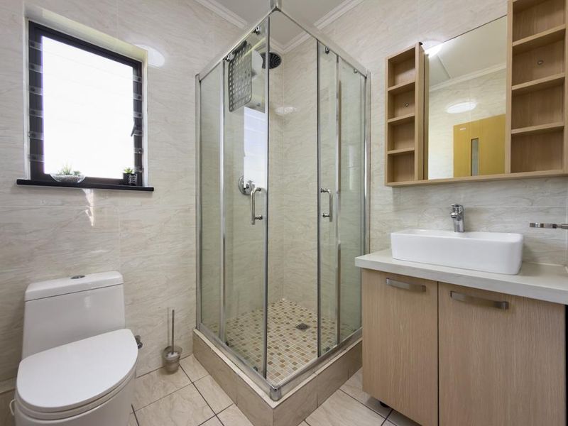 Stylish Ground Floor Living in Sought-After La Maison Royale - Photo 10