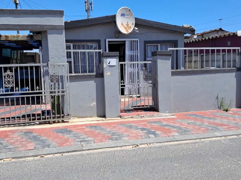 Charming One-Bedroom Home with Additional Outside Room - Photo 2