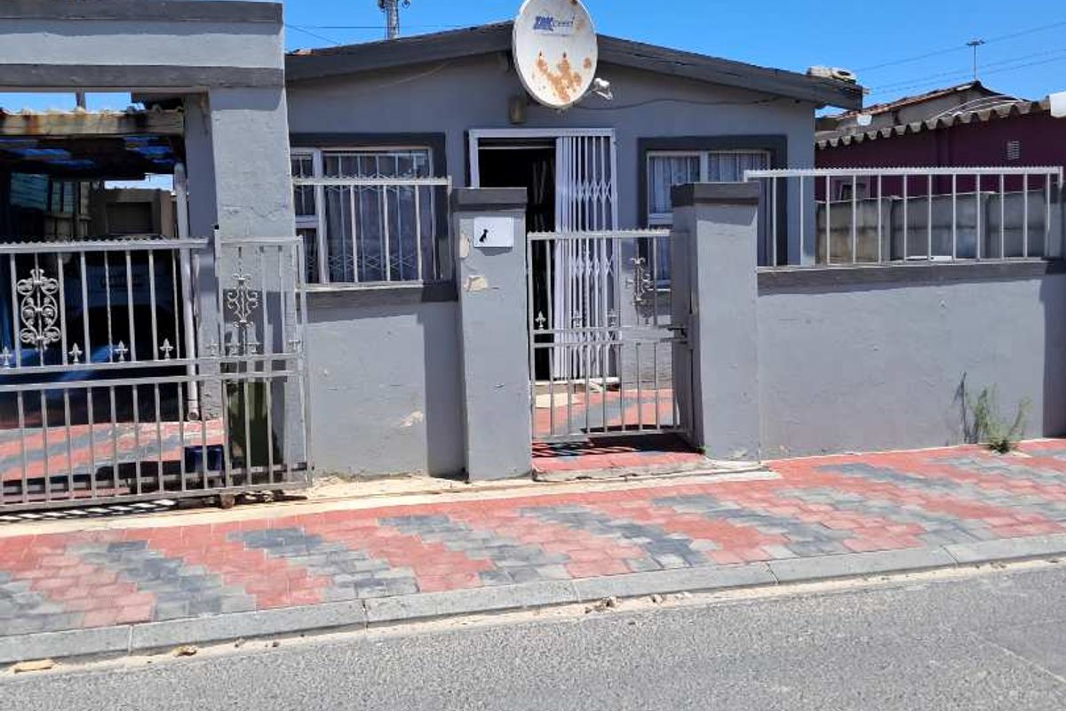 Charming One-Bedroom Home with Additional Outside Room - Photo 2