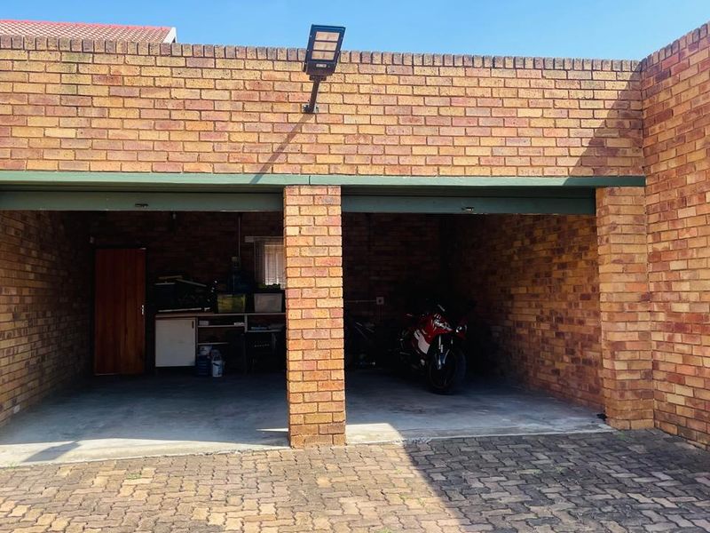 Townhouse For Sale - Photo 9