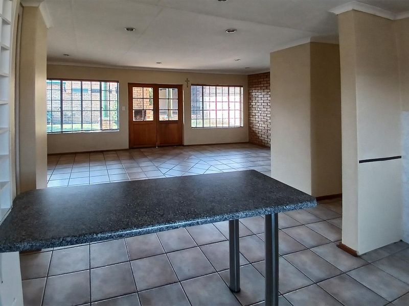Charming 3-Bedroom Townhouse in Glen Erasmia – Move-In Ready! - Photo 6