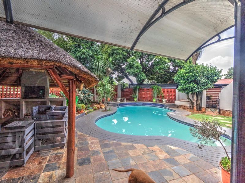Spacious Family Home with Pool, Study and Entertainment Area - Photo 4