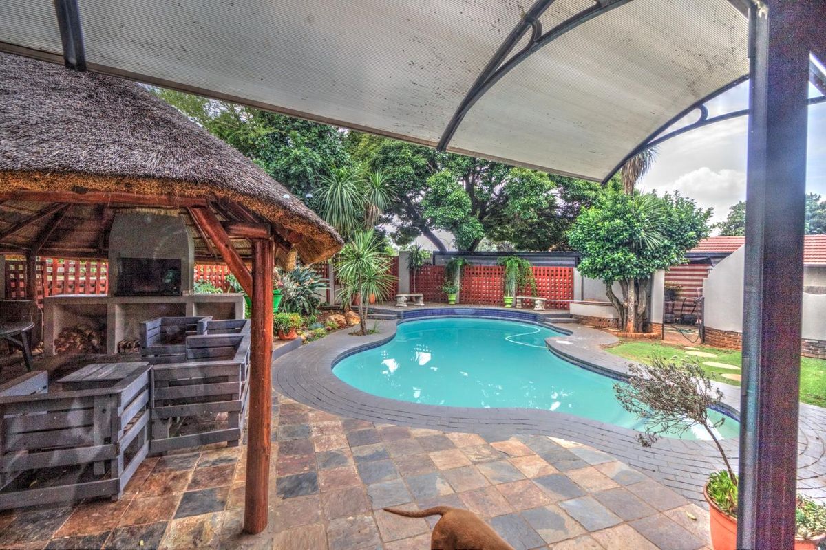 Spacious Family Home with Pool, Study and Entertainment Area - Photo 4