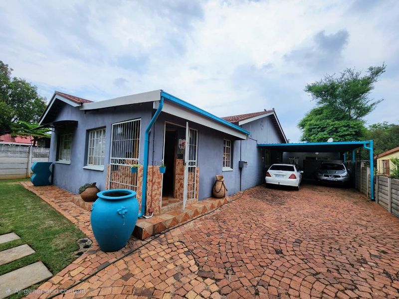 Dual-Living Delight: Large Family Home with Self-Contained Flat - Photo 2