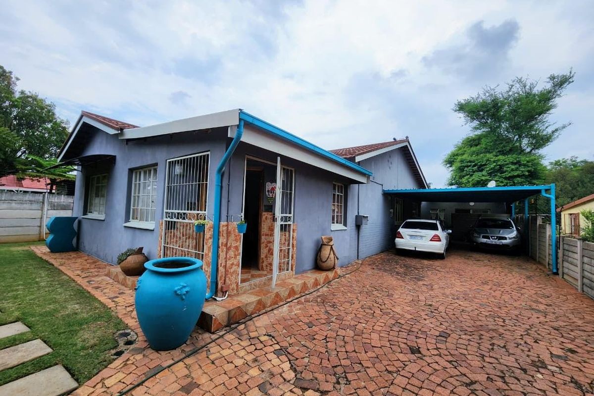 Dual-Living Delight: Large Family Home with Self-Contained Flat - Photo 2