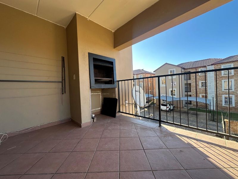 Experience contemporary living at its best in this stylish apartment, ideally situated near Fourways and Northgate Mall. - Photo 6