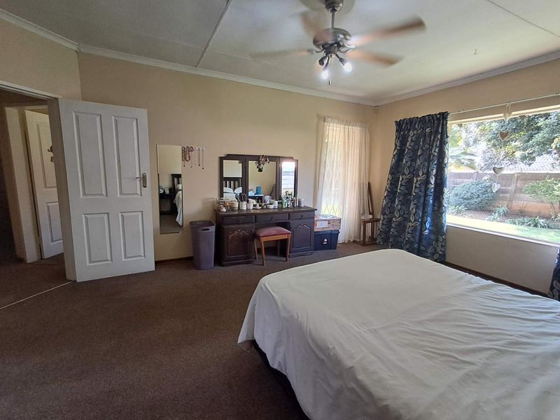 Spacious 4 Bedroom, 2.5 Bathroom Family Home in Kilnerpark - Photo 8