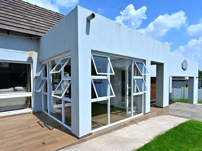 Charming 3 Bedroom Home in Excellent Estate - Photo 5