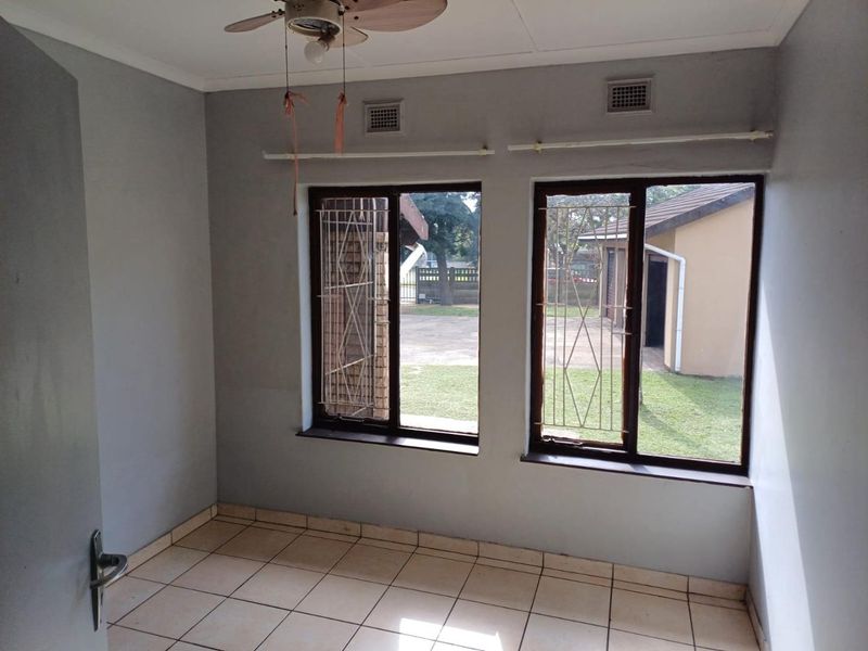 Spacious Family Home with Granny Flat, Pool & Drive-Through Garage in a Pet-Friendly Yard - Photo 8